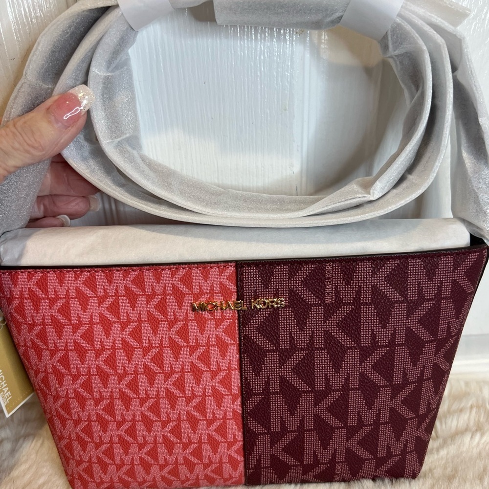 MICHAEL KORS JET SET TRAVEL TWO-TONE LOGO CROSSBODY BAG - Picture 2 of 10